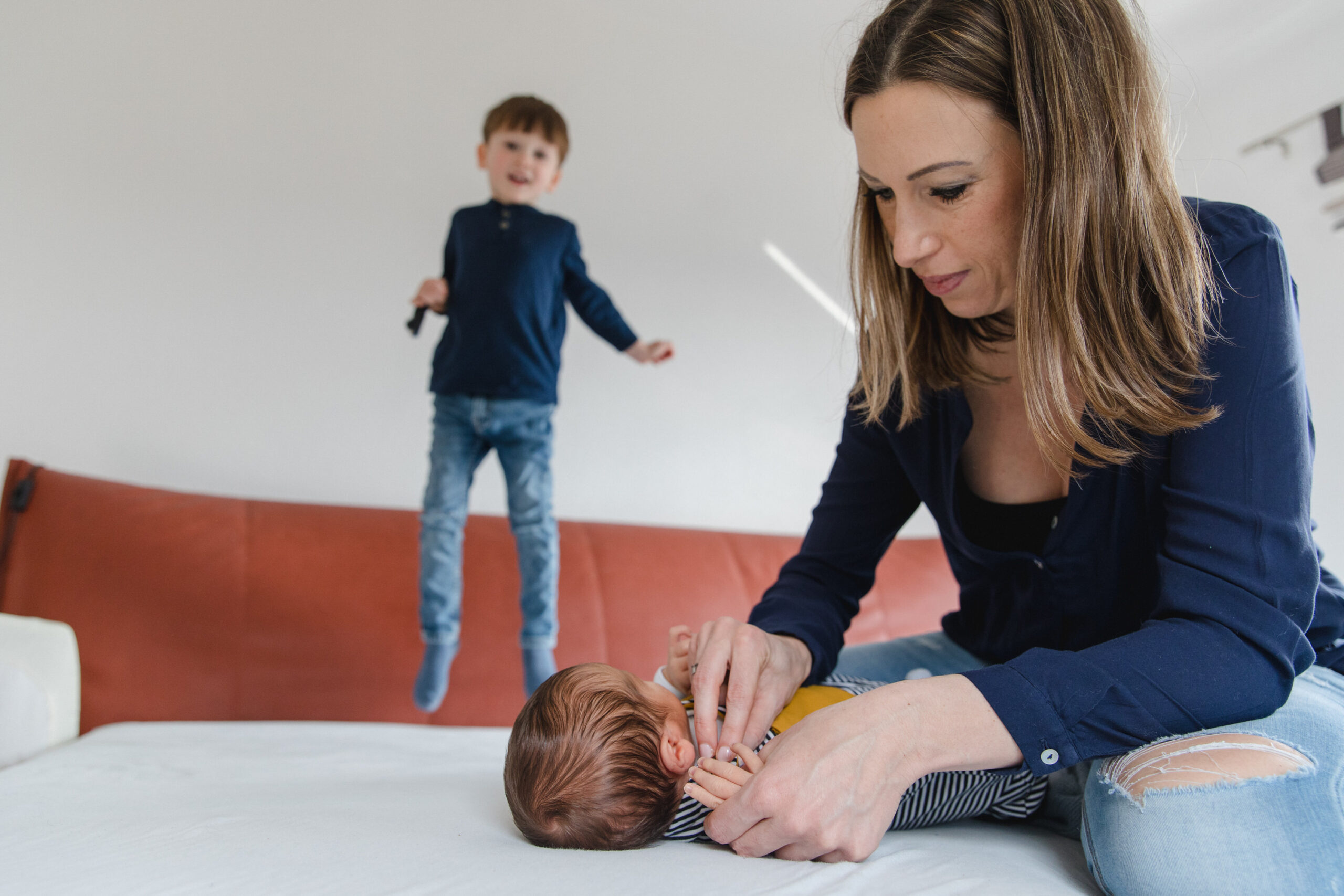 Familie bei einem natürlichen Moment während eines Fotoshootings