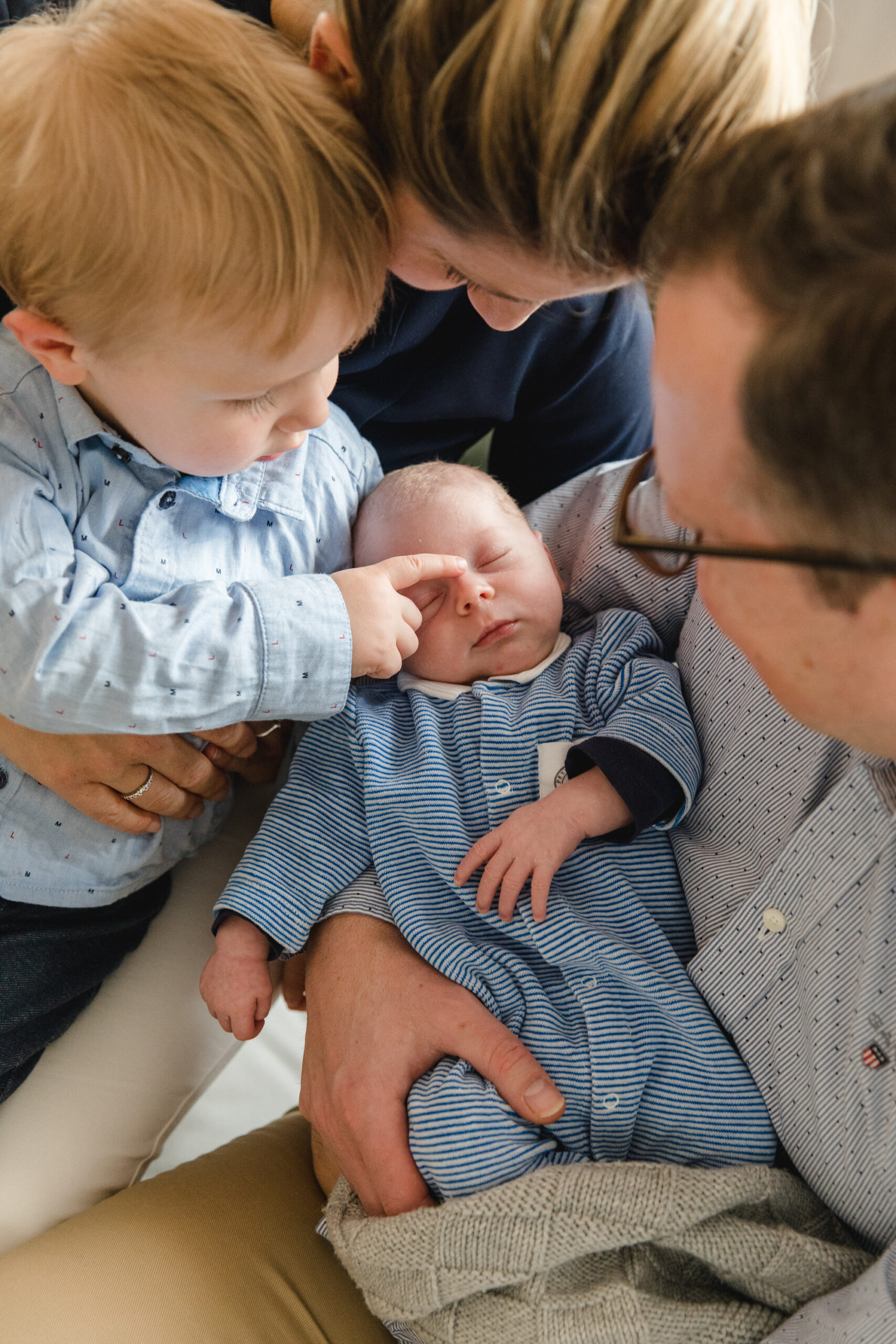 Natürlicher Familienmoment beim Familienshooting