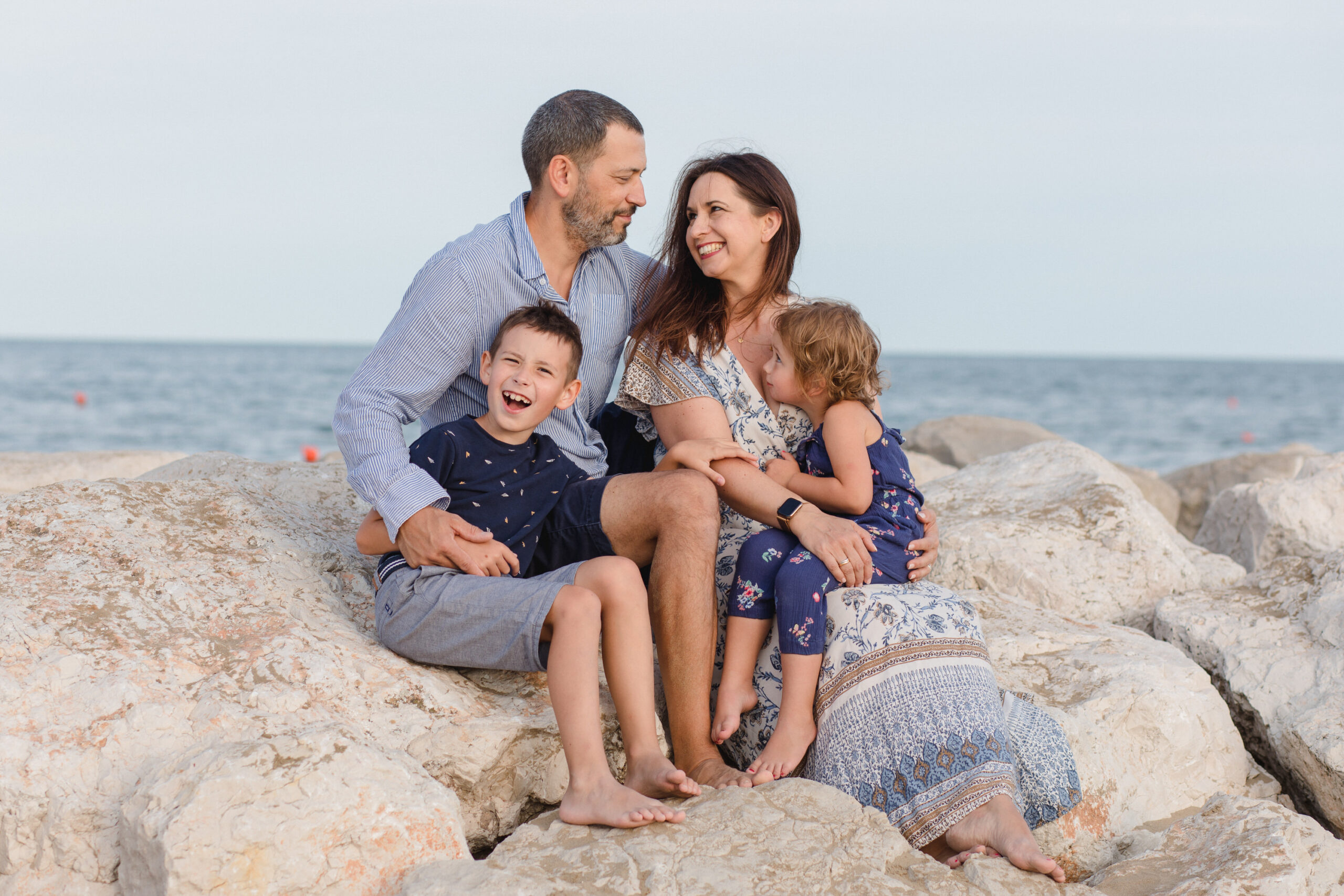 Familie am Meer bei einem entspannten Familienshooting