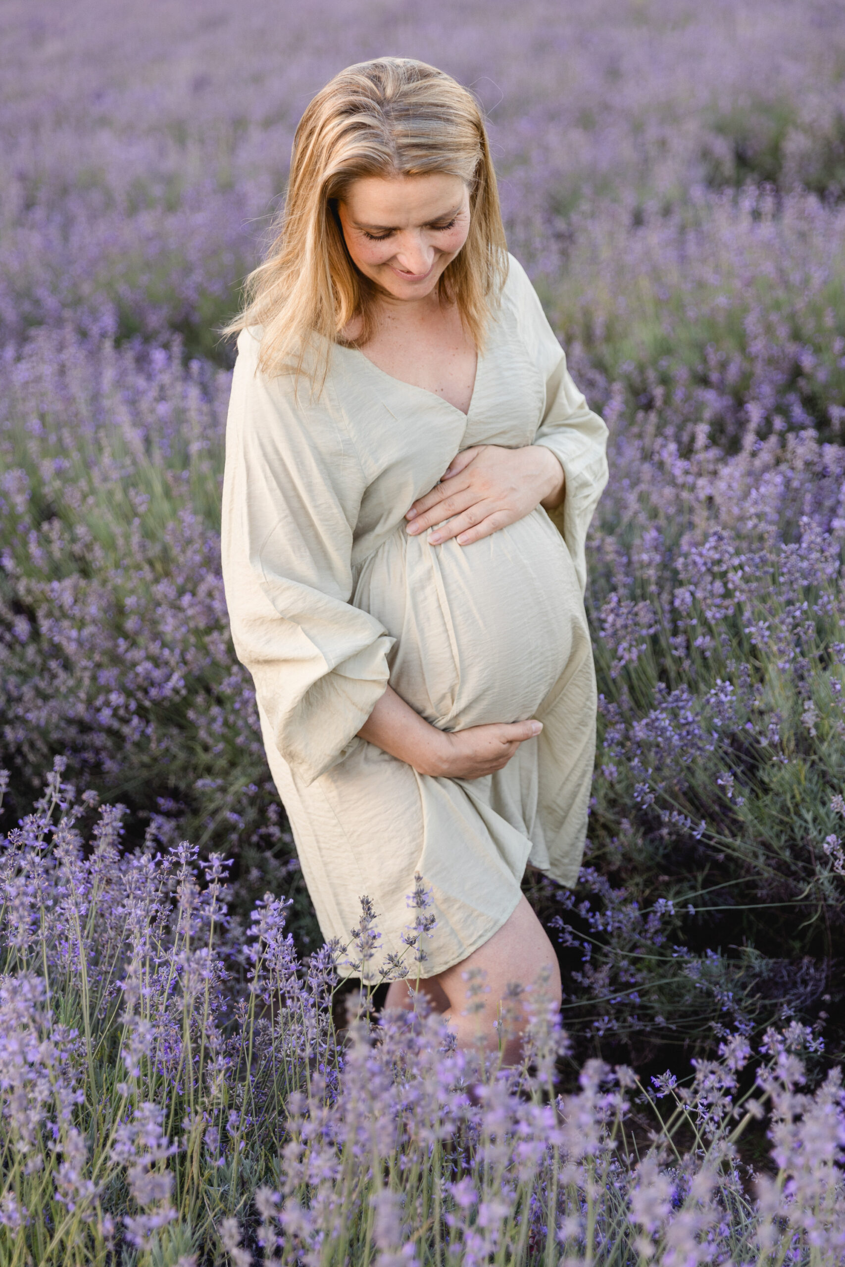 Inniger Moment mit einem Baby während eines Neugeborenen-Shootings