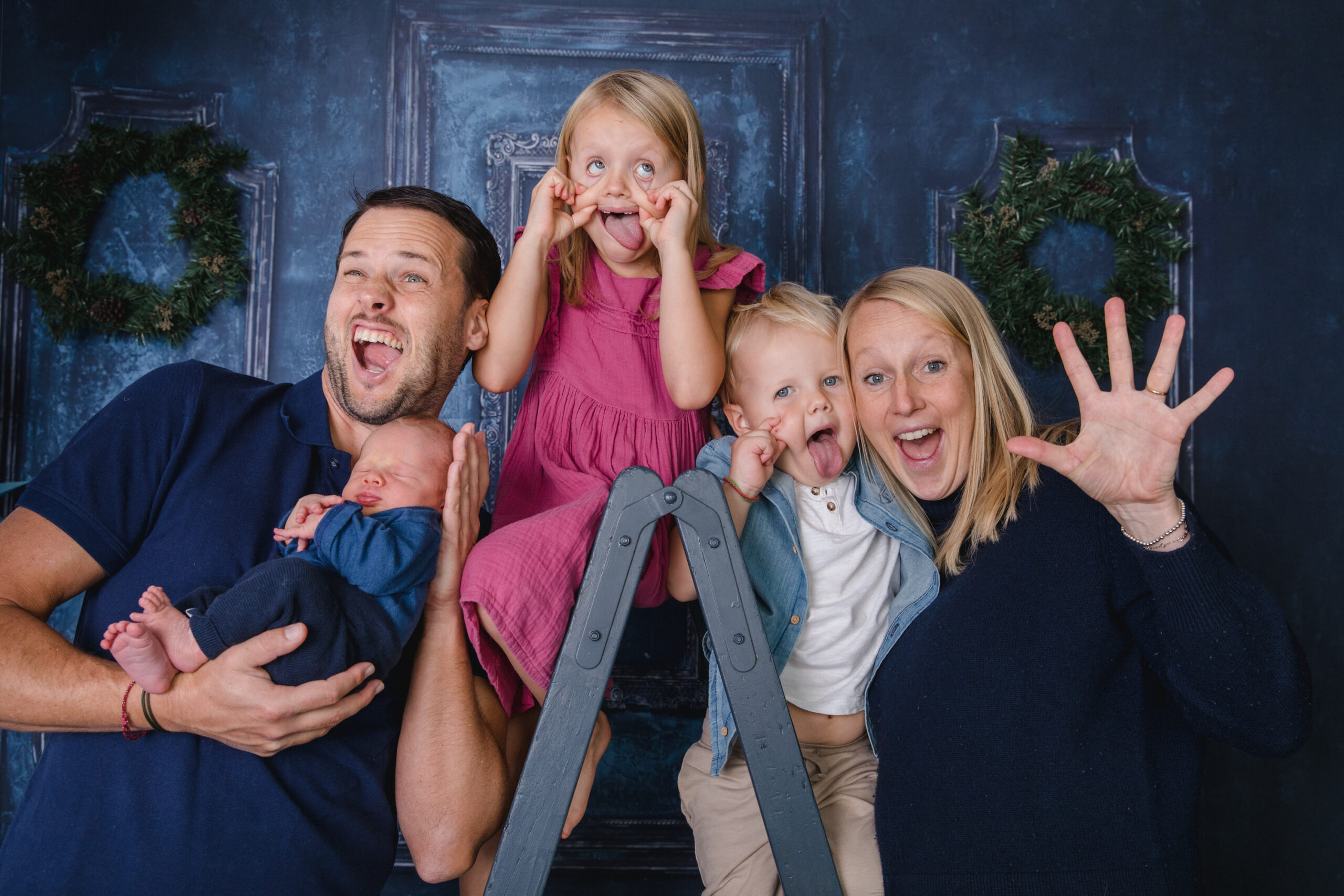 iRENA mit einer Familie bei einem entspannten Fotoshooting