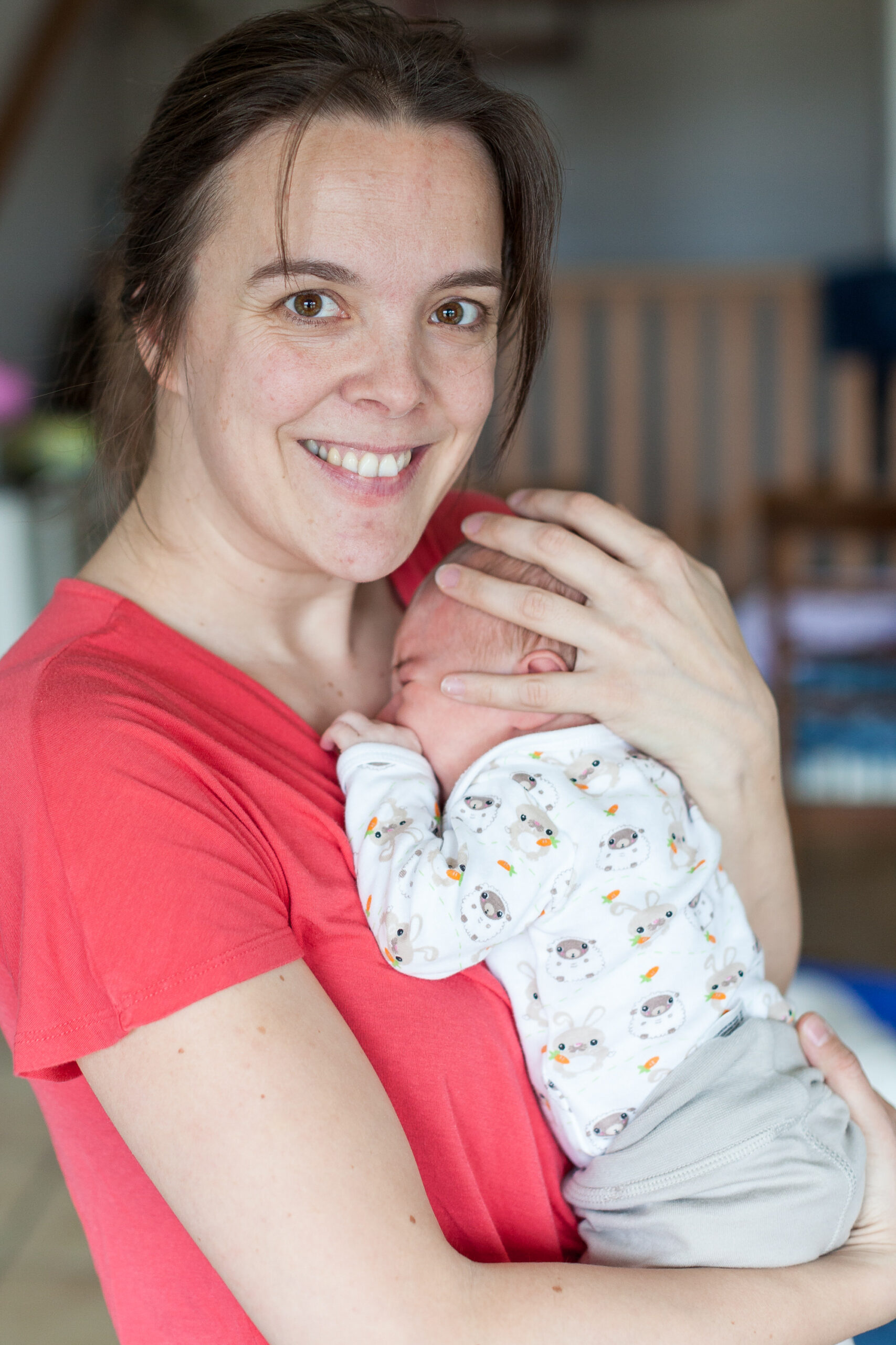 iRENA mit einem Neugeborenen auf dem Arm