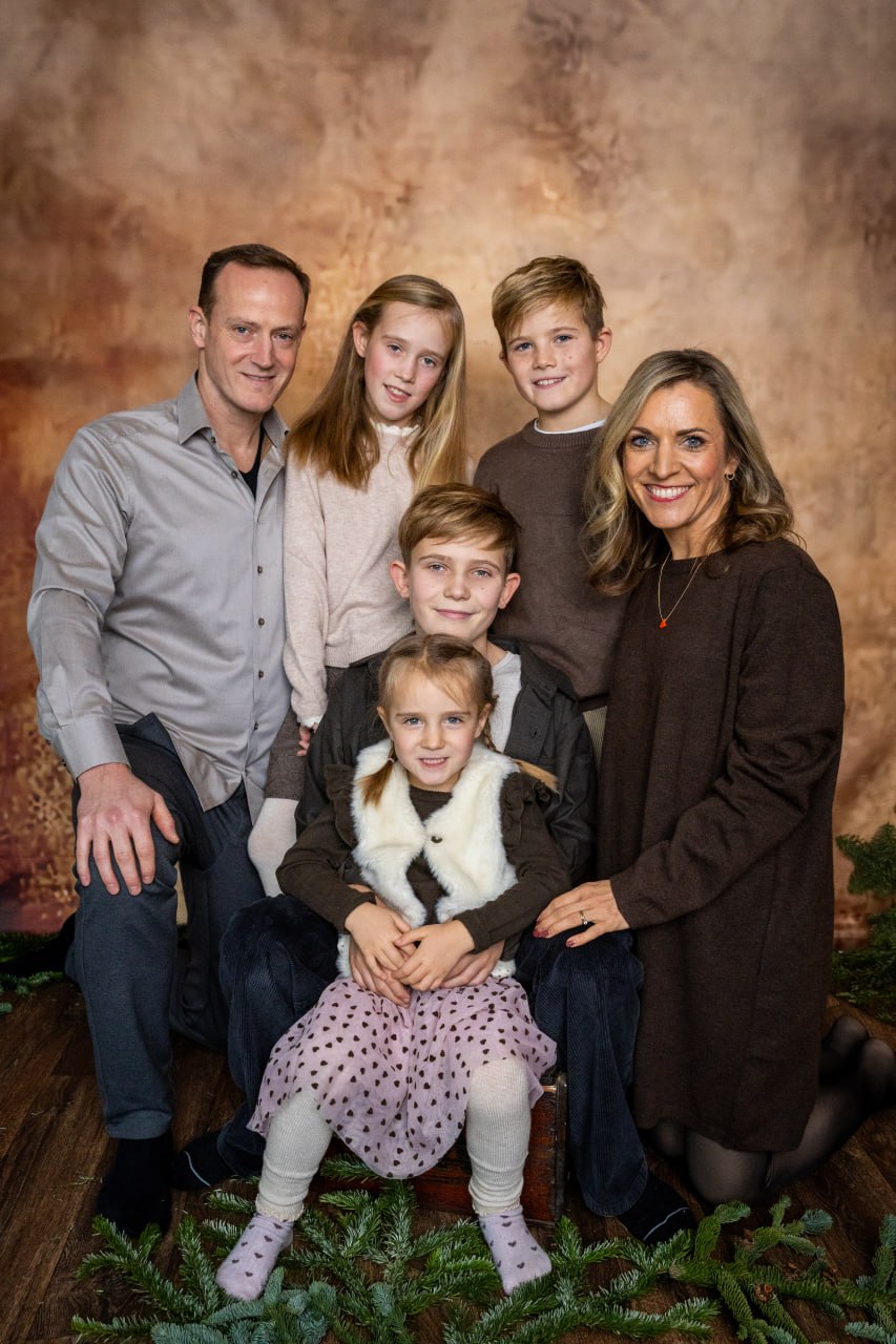 Familie im warmen Weihnachtsset mit Tannenzweigen