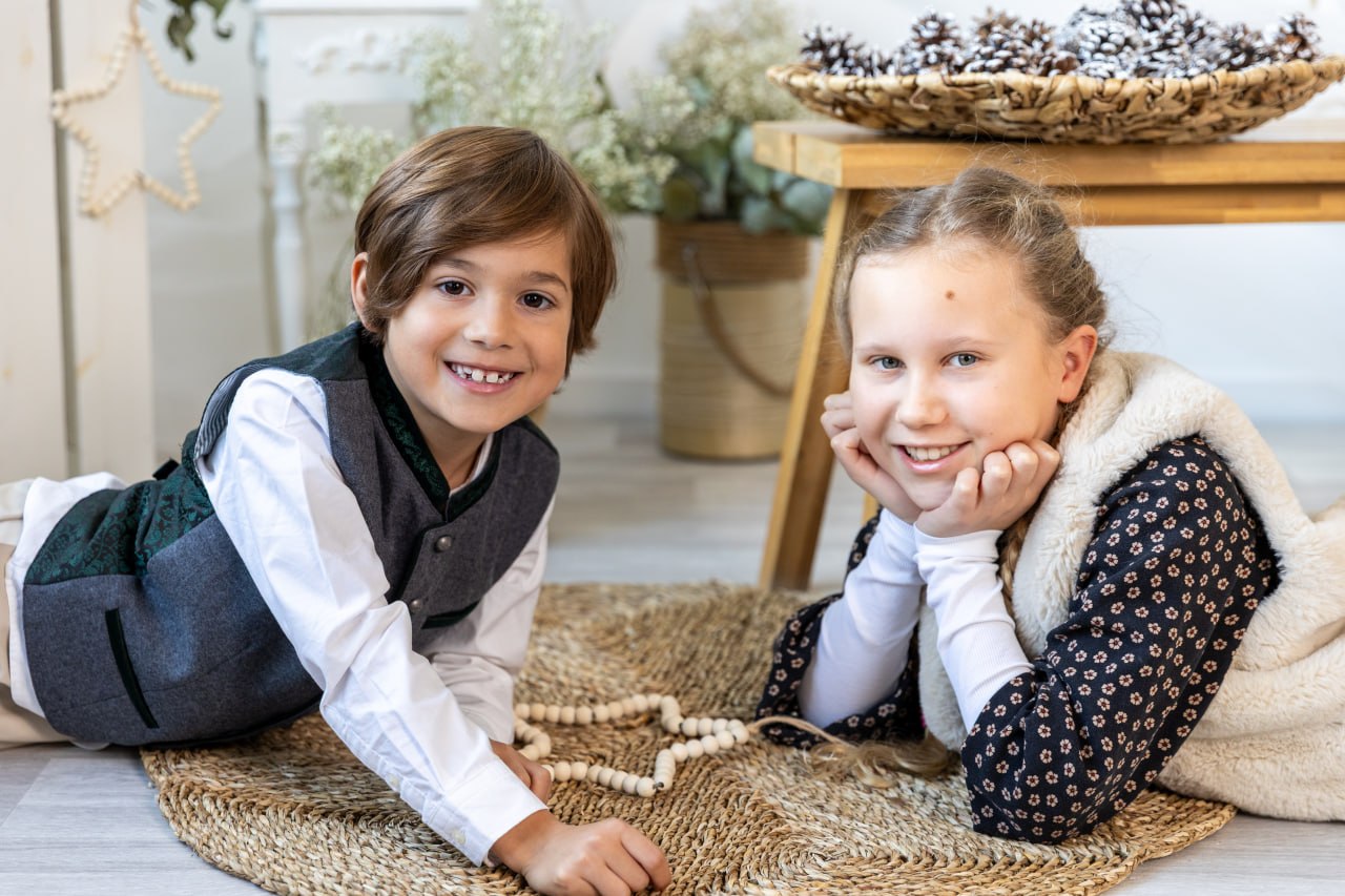 Zwei Kinder im hellen Weihnachtsset