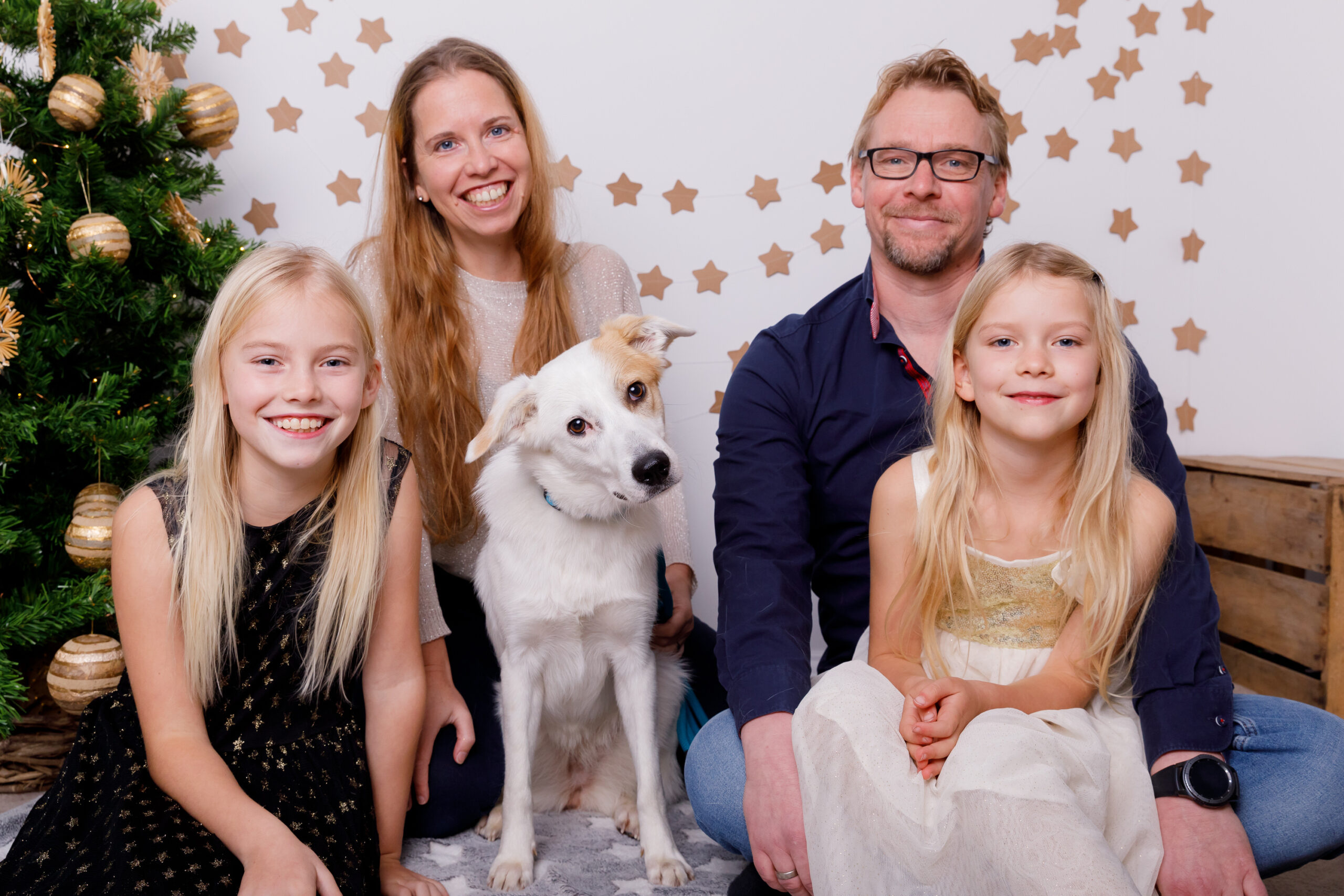 Kind im festlichen Set